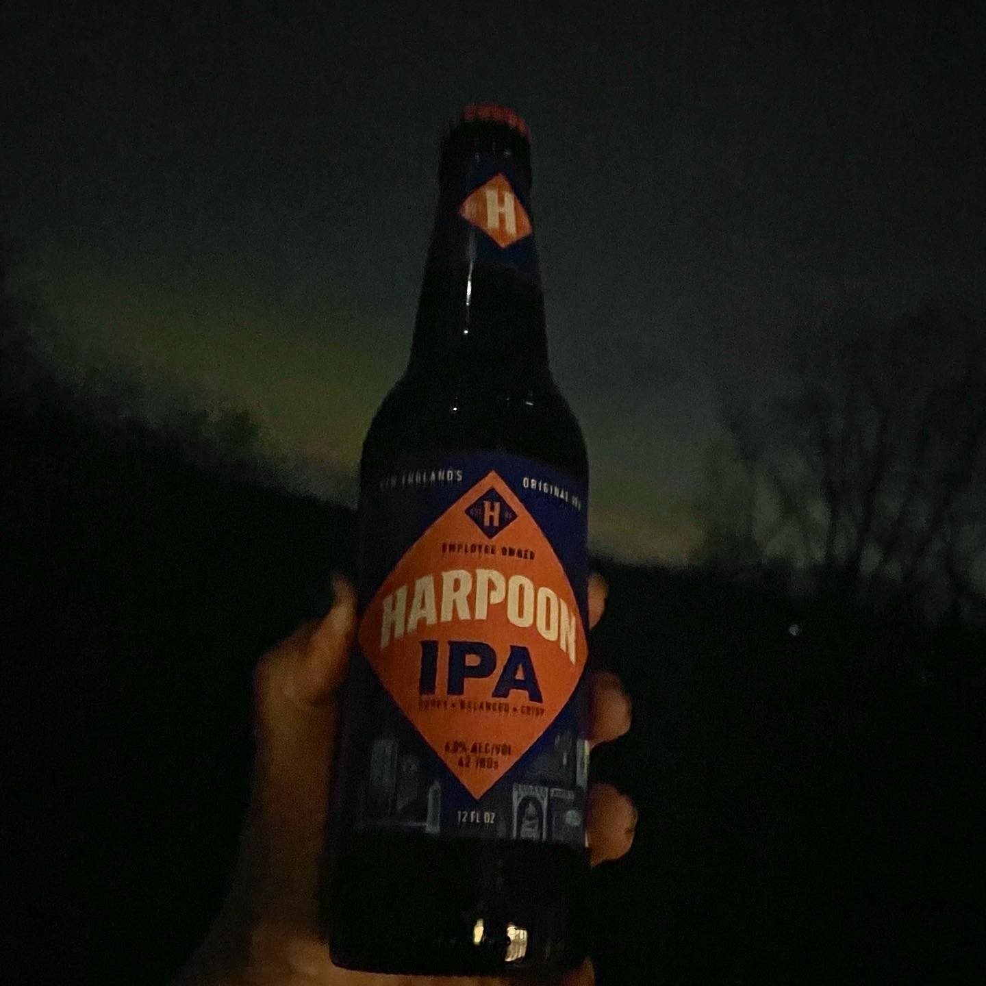 On this cold, dark New England night, enjoying this cold, amber IPA. New England’s own @harpoonbrewery (Boston).
